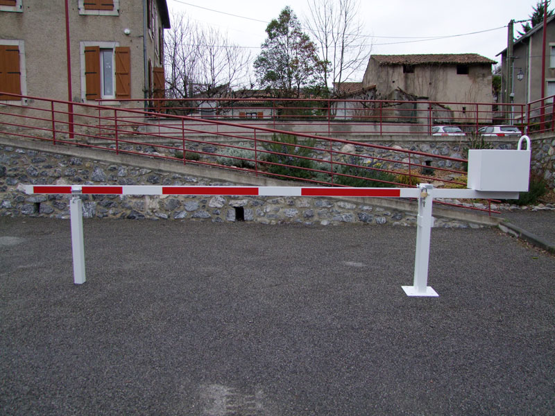 Barrière levante St Félix avec pied de soutien repliable (en option)